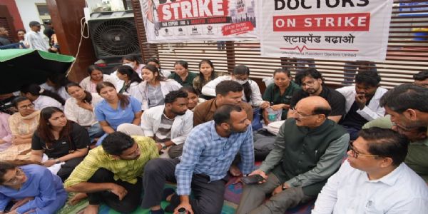 दून अस्पताल के पीजी, एसआर और जेआर डॉक्टरों का स्टाइपेंड बढ़ाने की मांग पर धरना स्थगित