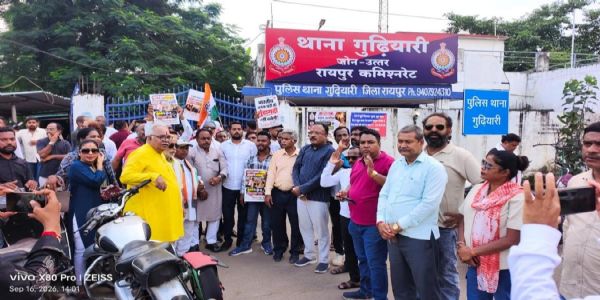 कांग्रेस ने भाजयुमो नेताओं के खिलाफ किया गुढ़ियारी थाने के सामने धरना प्रदर्शन