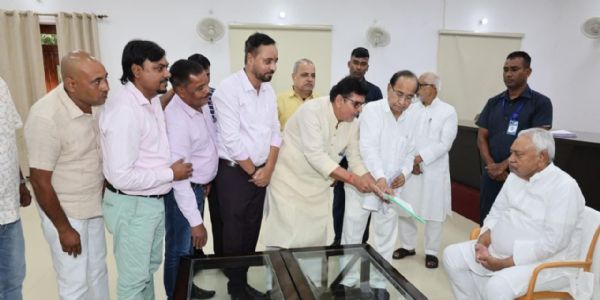 किसान सलाहकार संघ के  प्रतिनिधिमंडल ने नीतीश कुमार से की मुलाकात, सौंपा मांग पत्र