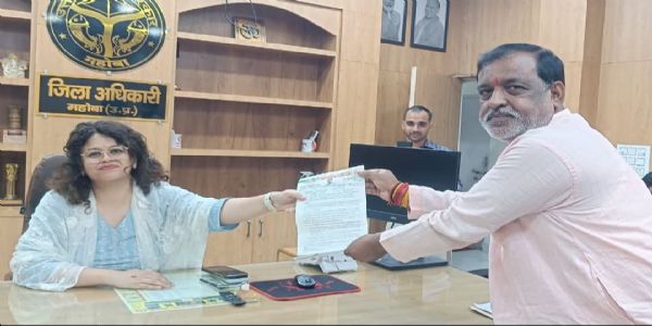 महोबा : ऐतिहासिक मदन सागर तालाब के संरक्षण के लिए जिलाधिकारी साैंपा ज्ञापन