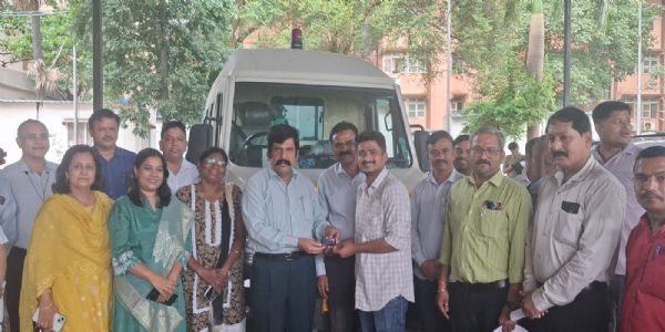 सरकारी एम्बुलेंस में फ्यूल हेतू सिविल सर्जन डॉ पवार ने बाँटे ड्राइव ट्रैक कार्ड