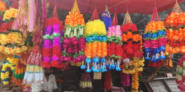 विश्वकर्मा पूजा को लेकर बाजार में बढ़ी चहल-पहल, पूजन सामग्रियों की खरीदारी को उमड़ी भीड़