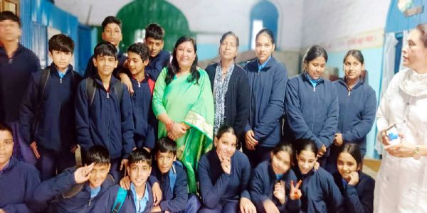 हिल ट्रैक सोसाइटी ने विद्यालयी बच्चों को वितरित की जैकेट