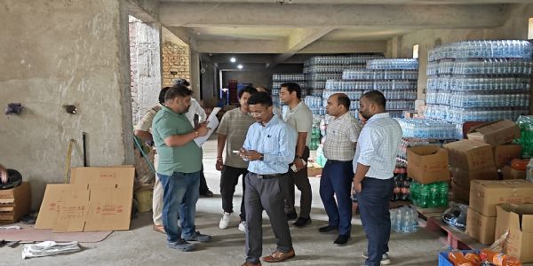 फैमिली मार्ट से जब्त 10 हजार एक्सपायरी कोल्ड ड्रिंक बोटल नष्ट