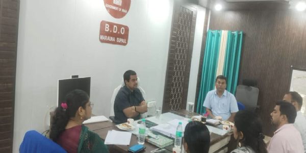 मरौना प्रखंड-सह-अंचल कार्यालय का डीएम ने किया औचक निरीक्षण