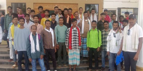 टिकनपाल के ग्रामीणों ने स्मार्ट मीटर लगाने का किया विरोध, साैंपा ज्ञापन