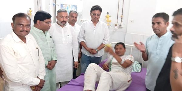 भाजपा कार्यकर्ताओं ने मरीजों के बीच मनाया सीएम धामी का जन्मदिवस