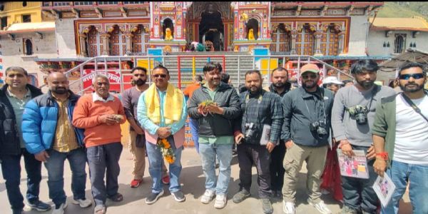 बद्रीनाथ धाम मे वेदपाठ व यज्ञ कर मुख्यमंत्री के दीर्घायु व उत्तम स्वास्थ्य की कामना