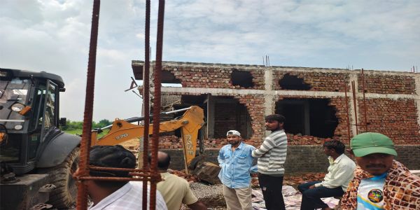 रावतपुरा कॉलोनी फेस-2 में नगर निगम की बड़ी कार्रवाई, ले-आउट के बाहर बने 40 अवैध निर्माण पर चला बुलडाेजर