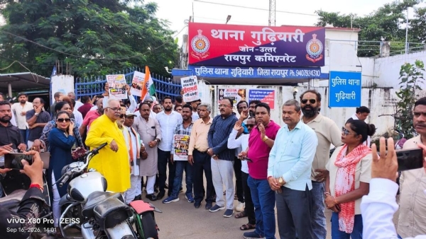 गुढ़ियारी थाने के सामने कांग्रेस का प्रदर्शन गुढ़ियारी थाने के सामने कांग्रेस का प्रदर्शन