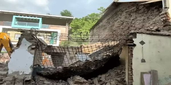 इंदौर में जर्जर मकान तोड़ते समय पड़ोसी की दीवार भरभराकर गिरी इंदौर में जर्जर मकान तोड़ते समय पड़ोसी की दीवार भरभराकर गिरी