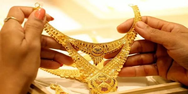 सोने के आभूषण के लोगो का प्रतीकात्मक चित्र सोने के आभूषण के लोगो का प्रतीकात्मक चित्र
