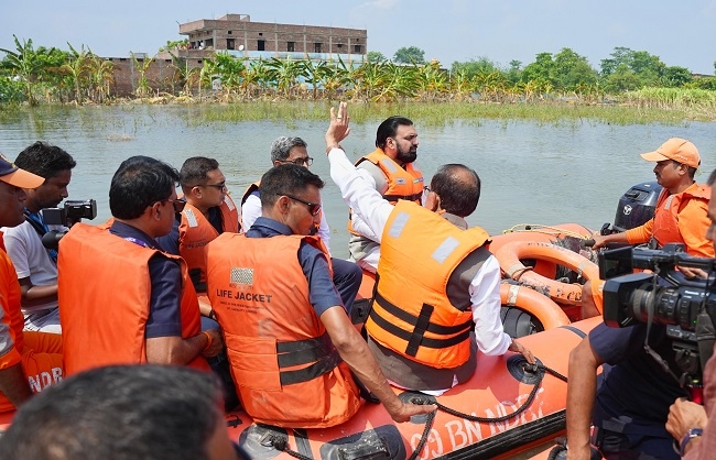 बाढ़ प्रभावित वैशाली जिले के राघोपुर में नाव से दौरा करते हुए शिवराज सिंह चौहान और मुख्यमंत्री सम्राट बाढ़ प्रभावित वैशाली जिले के राघोपुर में नाव से दौरा करते हुए शिवराज सिंह चौहान और मुख्यमंत्री सम्राट
