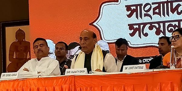 मंच पर रक्षा मंत्री राजनाथ सिंह एवं मुख्यमंत्री शुभेंदु अधिकारी सहित अन्य अधिकारीगण