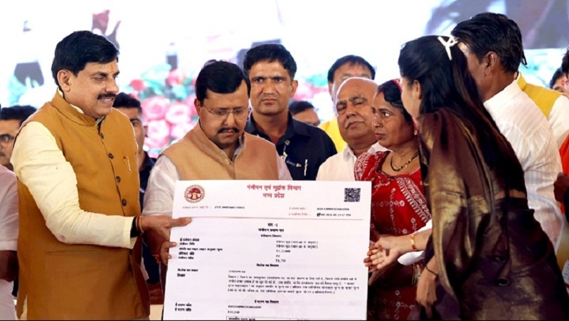 इंदौर में सेवा-संकल्प अभियान के शुभारंभ कार्यक्रम में हितग्राहियों को निशुल्क रजिस्ट्री वितरित करते हुए इंदौर में सेवा-संकल्प अभियान के शुभारंभ कार्यक्रम में हितग्राहियों को निशुल्क रजिस्ट्री वितरित करते हुए