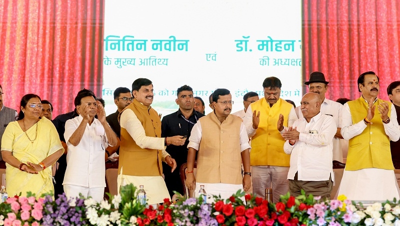 इंदौर में स्वामित्व अधिकार अभिलेख निष्पादन एवं पंजीयन-2026 के अंतर्गत 50 लाख निजी संपत्तियों की नि:शुल्क रजिस्ट्री अभियान का शुभारंभ करते हुए मुख्यमंत्री और भाजपा अध्यक्ष इंदौर में स्वामित्व अधिकार अभिलेख निष्पादन एवं पंजीयन-2026 के अंतर्गत 50 लाख निजी संपत्तियों की नि:शुल्क रजिस्ट्री अभियान का शुभारंभ करते हुए मुख्यमंत्री और भाजपा अध्यक्ष