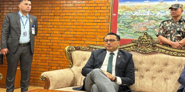 नेपाल के वित्त मंत्री स्वर्णिम वागले दिल्ली रवाना होने के लिए काठमांडू विमानतल पर नेपाल के वित्त मंत्री स्वर्णिम वागले दिल्ली रवाना होने के लिए काठमांडू विमानतल पर