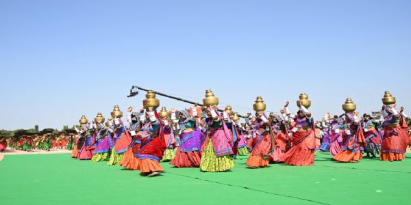 हैदराबाद मुक्ति दिवस समारोह में कार्यक्रम प्रस्तुत करते तेलंगाना के लोक कलाकार हैदराबाद मुक्ति दिवस समारोह में कार्यक्रम प्रस्तुत करते तेलंगाना के लोक कलाकार