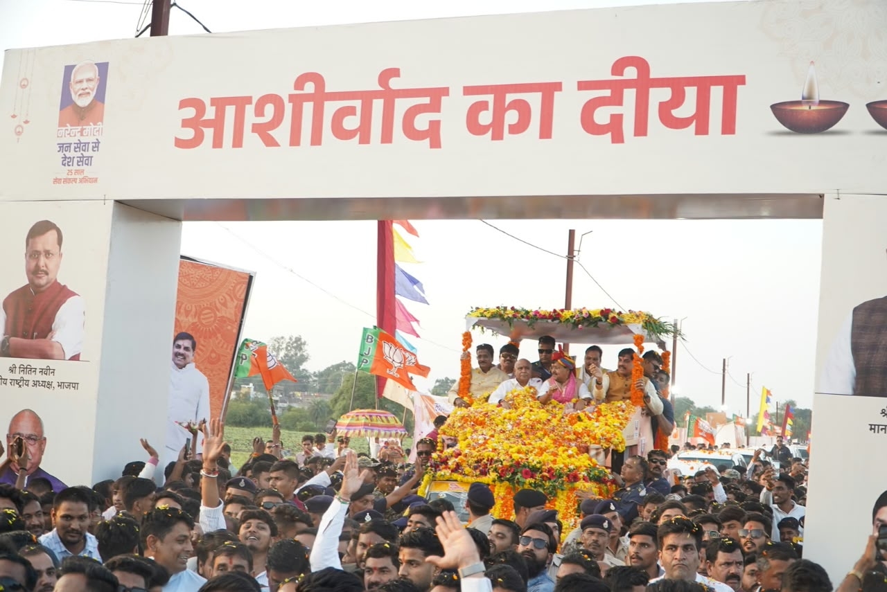 शिप्रा के रामघाट पर जले आशीर्वाद के दीये शिप्रा के रामघाट पर जले आशीर्वाद के दीये
