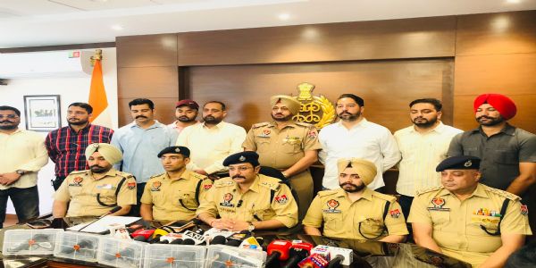प्रेस कॉन्फ्रेंस में एसएसपी वरुण शर्मा जानकारी देते हुए प्रेस कॉन्फ्रेंस में एसएसपी वरुण शर्मा जानकारी देते हुए