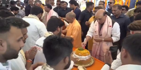 रक्षा मंत्री राजनाथ सिंह व मुख्यमंत्री योगी बाबा विश्वनाथ के दरबार में रक्षा मंत्री राजनाथ सिंह व मुख्यमंत्री योगी बाबा विश्वनाथ के दरबार में