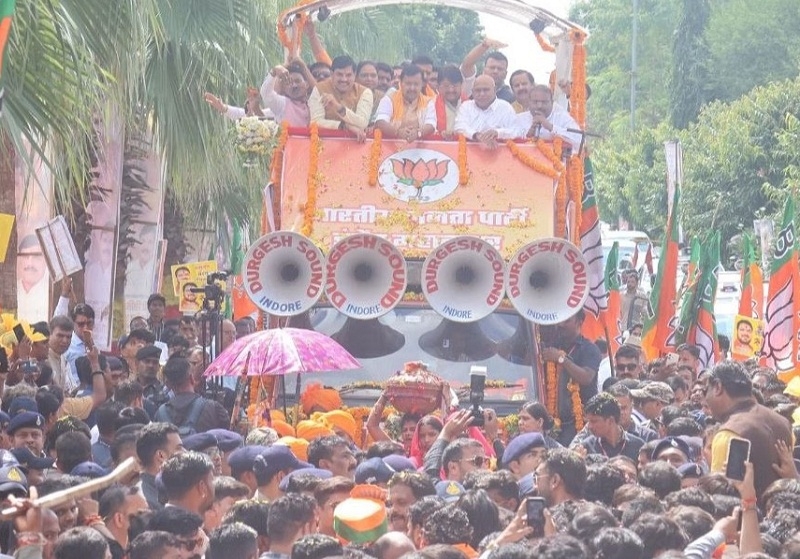भाजपा अध्यक्ष नितिन नवीन इंदौर में रोड शो करते हुए कार्यक्रम स्थल तक जाते हुए भाजपा अध्यक्ष नितिन नवीन इंदौर में रोड शो करते हुए कार्यक्रम स्थल तक जाते हुए