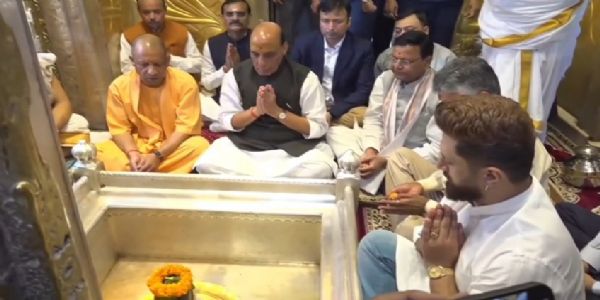 मंदिर में पूजा अर्चना करते रक्षामंत्री व मुख्यमंत्री योगी आदित्यनाथ मंदिर में पूजा अर्चना करते रक्षामंत्री व मुख्यमंत्री योगी आदित्यनाथ