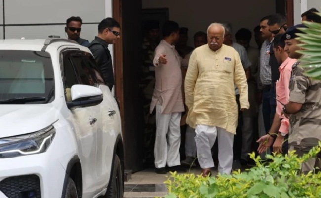 इंदौर पहुंचने पर सरसंघचालक मोहन भागवत की तस्वीर इंदौर पहुंचने पर सरसंघचालक मोहन भागवत की तस्वीर