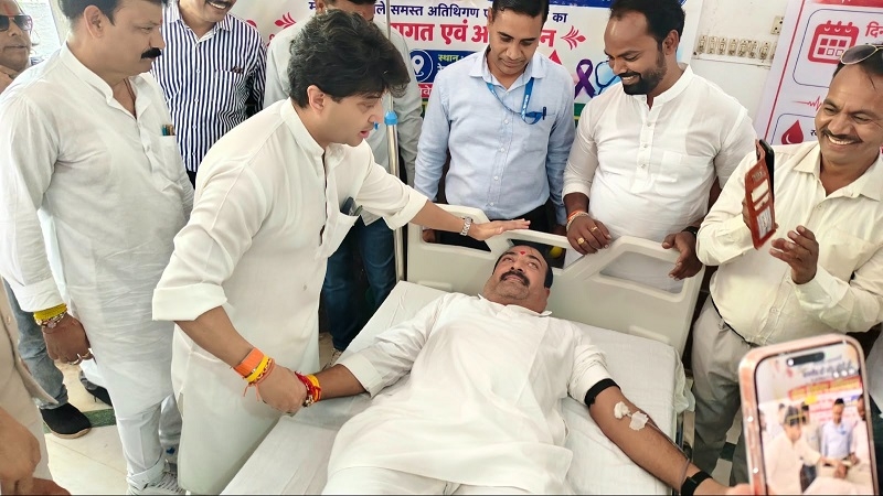 रक्तदान शिविर में सम्मिलित हुए सिंधिया रक्तदान शिविर में सम्मिलित हुए सिंधिया