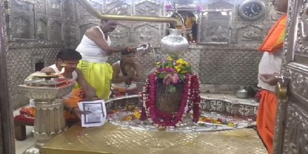 प्रधानमंत्री की तस्वीर रखकर भगवान महाकाल का विशेष पूजन करते हुए पुरोहित प्रधानमंत्री की तस्वीर रखकर भगवान महाकाल का विशेष पूजन करते हुए पुरोहित