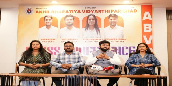 अभाविप के राष्ट्रीय महामंत्री डॉ. वीरेंद्र सिंह सोलंकी के साथ अन्य लोग मौजूद। अभाविप के राष्ट्रीय महामंत्री डॉ. वीरेंद्र सिंह सोलंकी के साथ अन्य लोग मौजूद।