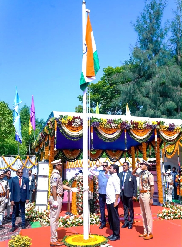 हैदराबाद विलय दिवस पर राष्ट्रीय ध्वज फहराते, रेवंथ रेड्डी