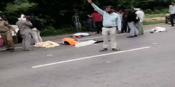 मुरैना में रिक्शे से टकराकर सड़क पर गिरे बाइक सवार मुरैना में रिक्शे से टकराकर सड़क पर गिरे बाइक सवार