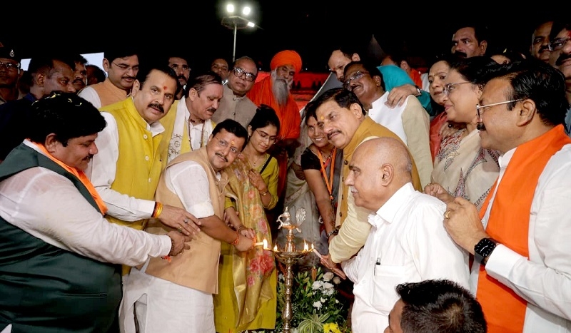 मुख्यमंत्री और भाजपा अध्यक्ष ने प्रज्ज्वलित किया आशीर्वाद का दीया मुख्यमंत्री और भाजपा अध्यक्ष ने प्रज्ज्वलित किया आशीर्वाद का दीया