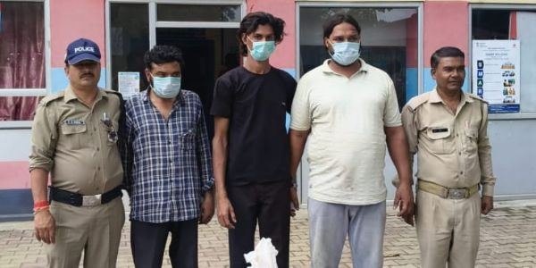 गौकशी की सूचना पर दबिश, 260 किलो गौमांस और पांच गोवंश बरामद, तीन गिरफ्तार