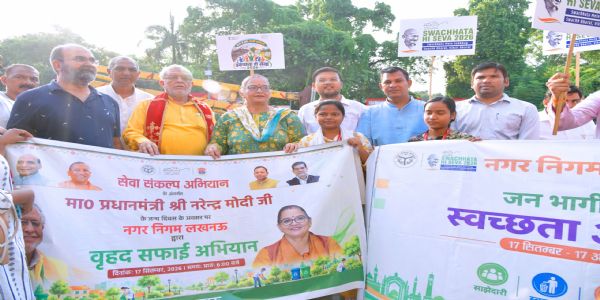 वित्त मंत्री सुरेश कुमार खन्ना ने महापुरुषों की प्रतिमाओं की सफाई कर अर्पित की पुष्पांजलि
