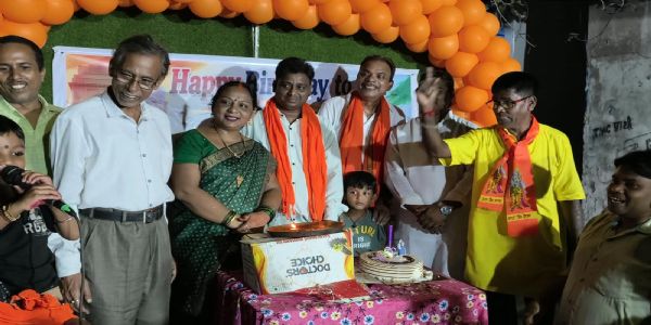 हजारों दीये जलाकर और केक काटकर मना प्रधानमंत्री का जन्मदिन, महिलाओं ने उतारी आरती
