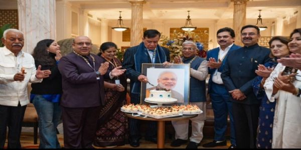केप टाउन में सतीश महाना ने मनाया प्रधानमंत्री मोदी का जन्मदिन