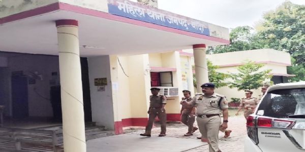 वडोदरा में तैनात जीएसटी इंस्पेक्टर पर बांदा में दहेज उत्पीड़न का मुकदमा, पत्नी ने लगाया मारपीट,घर से निकालने का आरोप