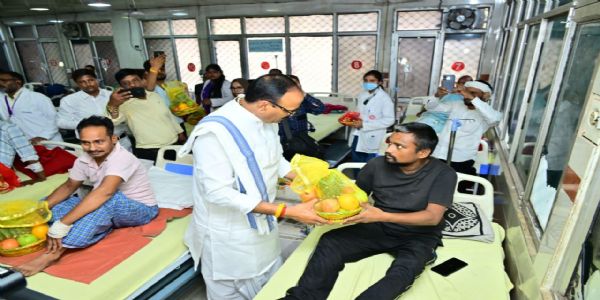 प्रधानमंत्री के जन्मदिन पर ब्रजेश पाठक ने सिविल अस्पताल में किया फल वितरण
