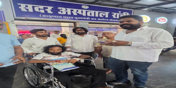 पांच दिन के उपचार के बाद सदर अस्पताल से डिस्चार्ज हुए देवेन्द्र नाथ महतो