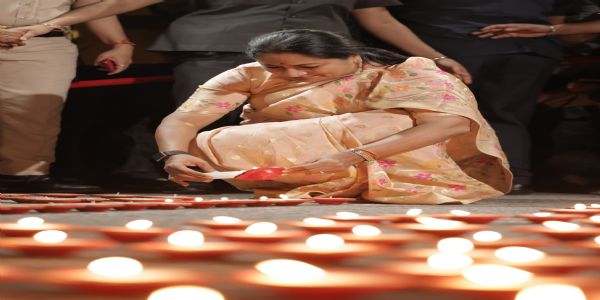 विजय चौक पर ‘आशीर्वाद का दीया’, एनडीएमसी ने जलाए 1.25 लाख दीये