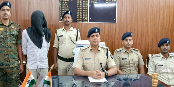 पांच दिन पहले हुए फूल देवी हत्याकांड का खुलासा, आरोपी गिरफ्तार, हत्या में प्रयुक्त चाकू, मोटरसाईकिल बरामद