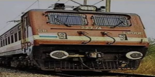 हाथरस में ट्रेन से गिरकर मजदूर की मौत, अलीगढ़ जाते समय हुआ हादसा