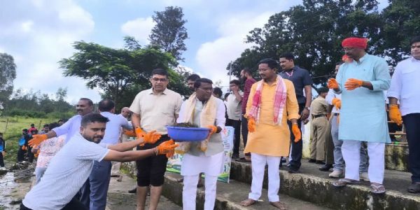 अनूपपुर: अमरकंटक में सामूहिक श्रमदान में प्रभारी मंत्री ने किया श्रमदान, लगाया पौधा, 376 पौधों का किया गया रोपड़