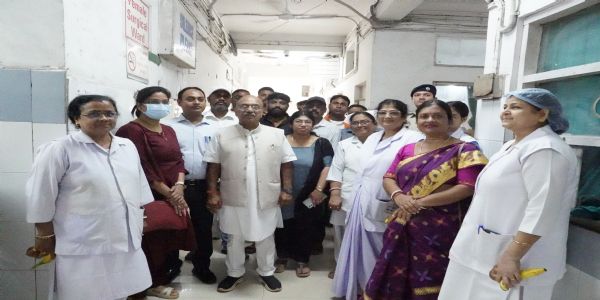 प्रधानमंत्री नरेंद्र मोदी के जन्मदिवस पर मंत्री अजय पोद्दार ने मरीजों के बीच किया फल वितरण