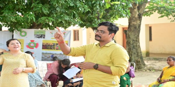 देवरिया : गांव से हर साल बाहर जा रहा 56.68 करोड़ रुपये, ग्रामीण बोले-24 उत्पादों का उद्यम यहीं लगा सकते हैं