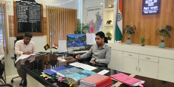 खाद्यान्न वितरण में तेजी लाएं, लंबित राशन कार्ड आवेदनों का करें निष्पादन : डीएम