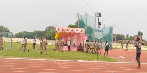 जौनपुर : होमगार्ड भर्ती की फिजिकल दौड़ में चार युवक गिर पडे़, दो के पैर में फ्रैक्चर