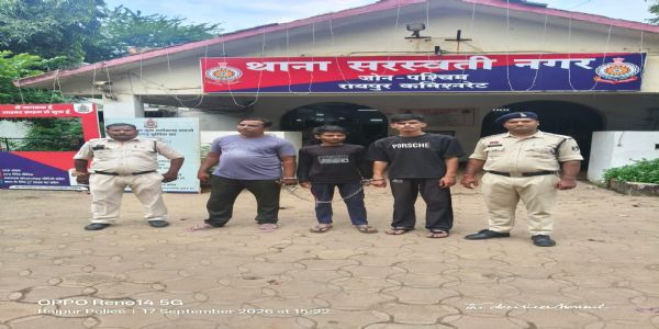 नशे के कारोबार पर पुलिस की कार्रवाई, 900 नशीली टैबलेट और 77 शीशी प्रतिबंधित सिरप जब्त